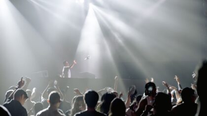 Fra DJ-bås til hitlister: en jordnær guide til å forstå moderne dansemusikk