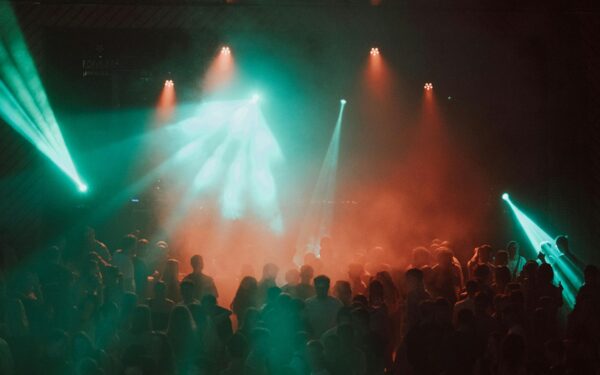 Fra klubb til hverdag: en lett guide til housemusikk for nysgjerrige lyttere
