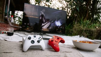 Fra spillkontroller til sofa-serier: når dataspill blir TV-underholdning