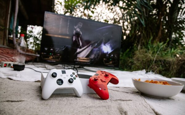 Fra spillkontroller til sofa-serier: når dataspill blir TV-underholdning