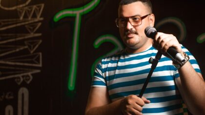 Guide til standup hjemme i stua: slik lager du en standup‑kveld som faktisk blir gøy