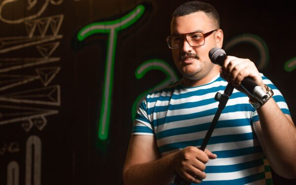 Guide til standup hjemme i stua: slik lager du en standup‑kveld som faktisk blir gøy