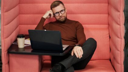 Hva «quiet quitting» og «lazy girl jobs» egentlig sier om jobbkultur på nett