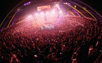 K-pop lightsticks forklart: derfor lyser konsertene som regnbuer