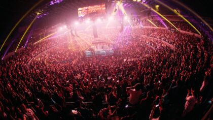 K-pop lightsticks forklart: derfor lyser konsertene som regnbuer