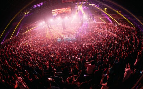K-pop lightsticks forklart: derfor lyser konsertene som regnbuer