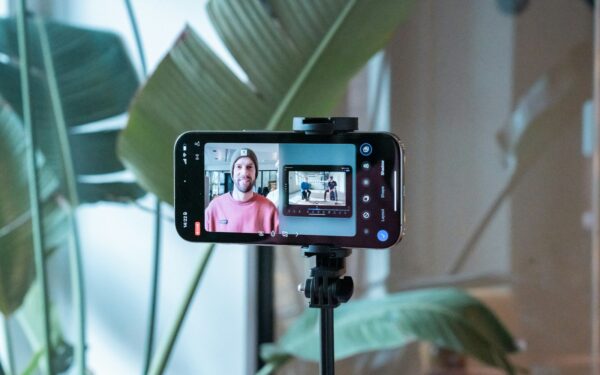 Kjendiser på TikTok: slik skiller du ekte kreativitet fra ren promotering