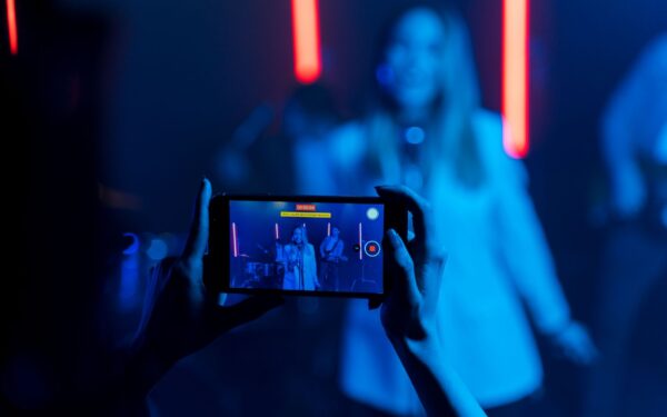Slik forstår du musikkvideoer: en lett guide til symboler, stemning og små detaljer