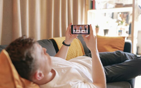 Streaming på mobil: slik gjør du telefonen til din beste TV-skjerm uten å irritere deg