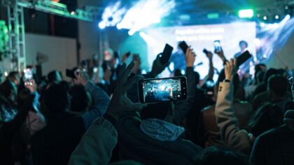 Fankamper på nettet: slik fungerer albumdueller, stemmekrig og digitale lyttepartier