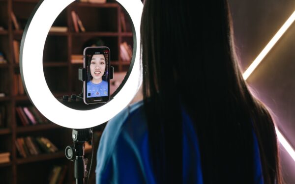 Fra ukjent til viral: slik bygger artister og influensere karriere på korte videoer