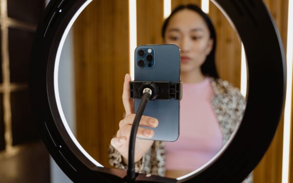 Kjendiser og TikTok: en praktisk guide til å følge favorittene dine uten å drukne i innhold