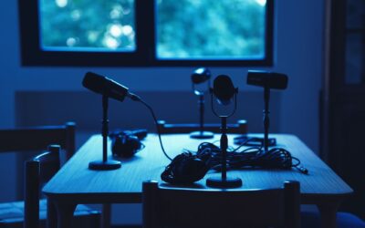 Kjendiser på podcast: derfor føles samtalene deres nærmere enn TV-intervjuer