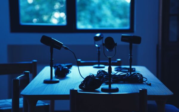 Kjendiser på podcast: derfor føles samtalene deres nærmere enn TV-intervjuer