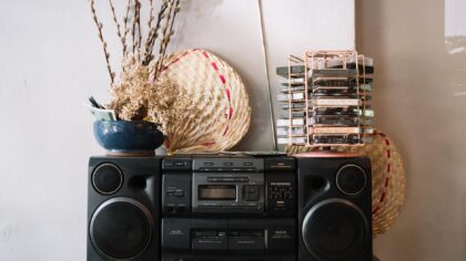Ny glede i gamle hits: slik bygger du din egen nostalgiske spilleliste som faktisk holder seg fresh