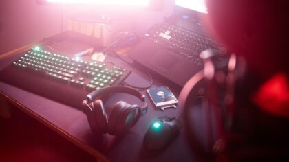 Reaksjonsvideoer forklart: slik fungerer følelses-TV på YouTube og Twitch
