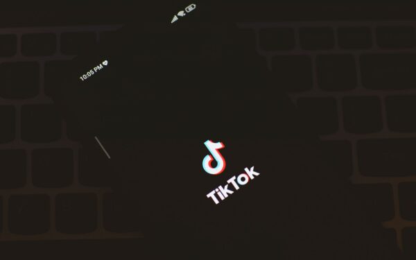 Slik får du mer ut av TikTok og Reels uten å miste hele dagen i feeden