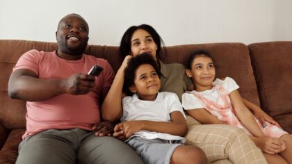 Slik finner du TV-innhold dere kan se sammen uten å krangle