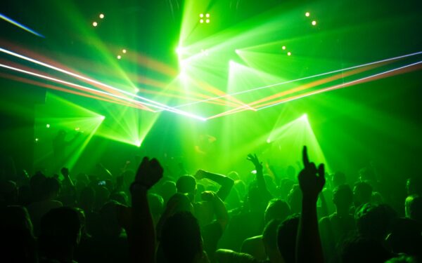 Slik forstår du elektronisk musikk: en lett guide til house, techno og mer