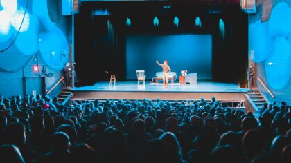 Slik kommer du inn i standup og liveshow uten å føle deg utenfor