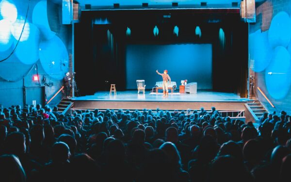 Slik kommer du inn i standup og liveshow uten å føle deg utenfor
