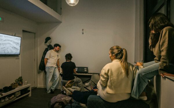 Slik lager du en filmkveld med tema som føles gjennomført uten å bli stress