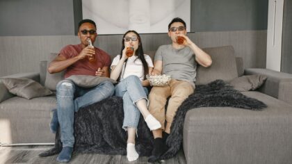 Slik lager du en smart TV-kveld med amerikanske komiserier som hele gjengen liker