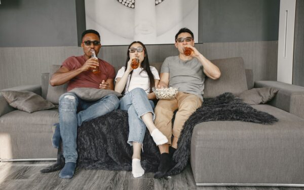 Slik lager du en smart TV-kveld med amerikanske komiserier som hele gjengen liker
