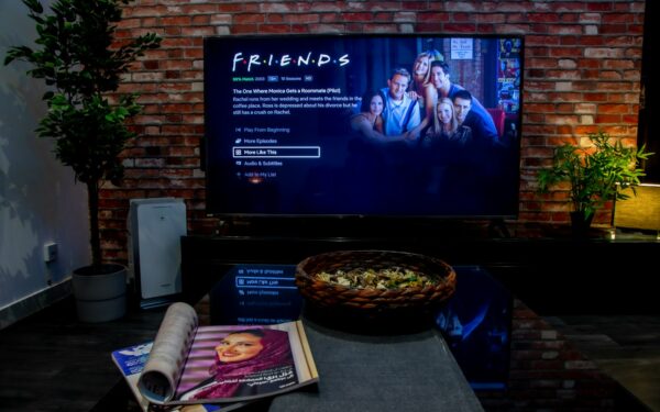 Fra skjerm til skjermbilde: slik har kjendiser endret måten vi følger TV-serier på