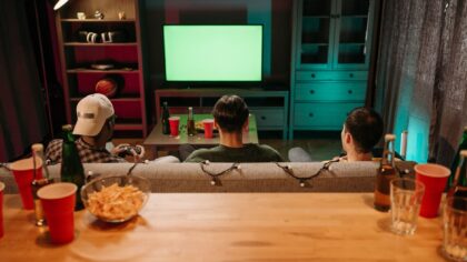 Hvordan lage din egen lille TV-festival hjemme med strømmetjenester