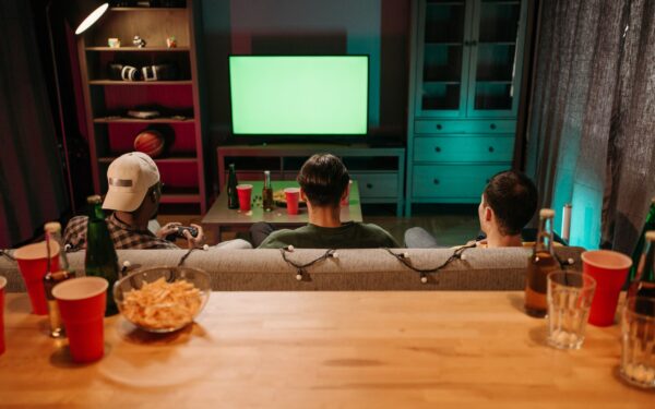 Hvordan lage din egen lille TV-festival hjemme med strømmetjenester
