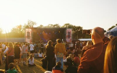 Slik bygger du en spilleliste som føles som en sommerfestival hjemme i stua