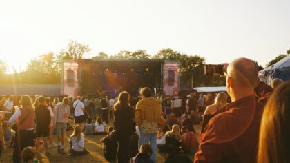 Slik bygger du en spilleliste som føles som en sommerfestival hjemme i stua