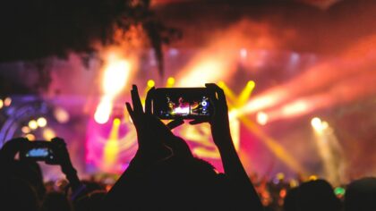 Fankamera på mobilen: etisk konsertfilming i TikTok- og Reels-tiden
