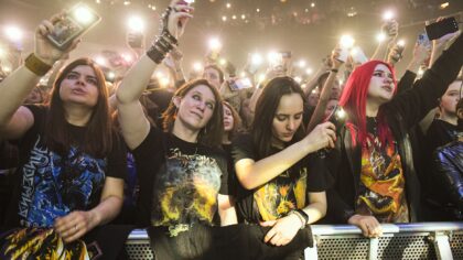 Fra sofa til stadion: en liten guide til din første metal‑konsert