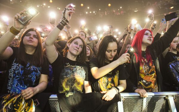 Fra sofa til stadion: en liten guide til din første metal‑konsert
